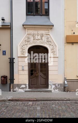 Riga, Lettland. 22. August 2021. Die Dekorationen an der Eingangstür eines Gebäudes im Stadtzentrum Stockfoto