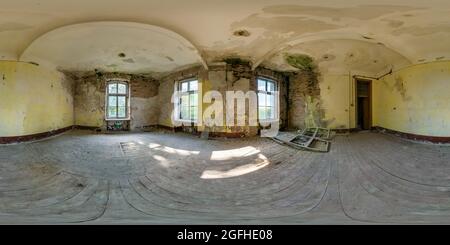 360 Panorama im verlassenen leeren Betonraum oder Altbau. Full nahtloses spherical hdri Panorama in equiprecheckiger Projektion, ready AR VR virtua Stockfoto