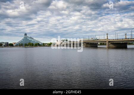 Riga, Lettland. 22. August 2021. Panoramablick auf die Lettische Nationalbibliothek Stockfoto