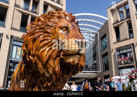 Edinburgh, Großbritannien. 25. August 2021 im Bild: Lion Drawing, ein Entwurf von Adrian Wiszniewski, sitzt vor dem St James Quarter in Edinburgh. 47 lebensgroße Löwenskulpturen, die von einigen der weltweit führenden Künstler, Musiker und Sportler entworfen und angefertigt wurden, durchstreifen die Straßen auf der ganzen Welt, um die Bedrohungen aufzuzeigen, denen ‘der König der Bestien’ derzeit ausgesetzt ist. Kredit: Rich Dyson/Alamy Live Nachrichten Stockfoto