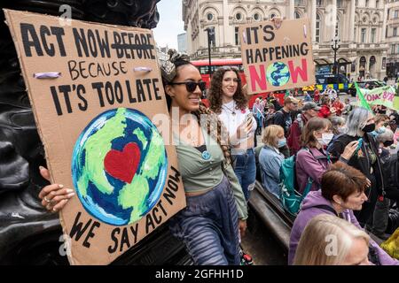 London, Großbritannien. August 2021. Demonstranten halten Plakate mit ihren Meinungen während der Demonstration.am 3. Tag der Proteste des Extinction Rebellion trafen sich die Demonstranten mit dem Ziel, Klimagerechtigkeit für die indigenen Menschen in Amazonas-Regenwäldern in Brasilien zu fordern. Sie protestieren gegen Ökozid und Entwaldung in Brasilien. Die Gruppe begann ihre Demonstration vor der brasilianischen Botschaft in London, wechselte dann zum Piccadilly Circus und besetzte schließlich den Oxford Circus. Kredit: SOPA Images Limited/Alamy Live Nachrichten Stockfoto