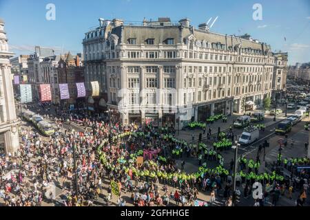 London, Großbritannien. August 2021. Während der Demonstration blockieren Demonstranten die Kreuzung des Oxford Circus.am 3. Tag der Proteste des Extinction Rebellion trafen sich Demonstranten mit dem Ziel, Klimagerechtigkeit für die indigenen Menschen in den Regenwäldern des Amazonas in Brasilien zu fordern. Sie protestieren gegen Ökozid und Entwaldung in Brasilien. Die Gruppe begann ihre Demonstration vor der brasilianischen Botschaft in London, wechselte dann zum Piccadilly Circus und besetzte schließlich den Oxford Circus. (Foto von Belinda Jiao/SOPA Images/Sipa USA) Quelle: SIPA USA/Alamy Live News Stockfoto