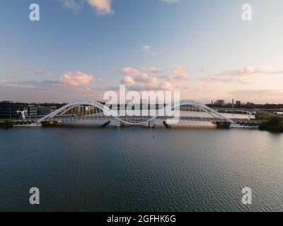 Luftdrohnenvideo des Enneus Heermabrug in Amsterdam, Niederlande zu IJburg und Steigereiland Amsterdam Oost Ost. Stockfoto