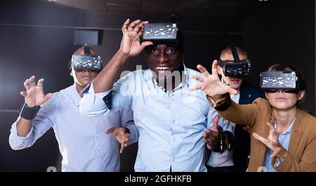 Multikulturelle Freunde, die Virtual-Reality-Headsets verwenden Stockfoto