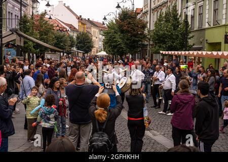 Sibiu City, Rumänien - 25. August 2021. Die Brass Band aus Cozmesti tritt beim Sibiu International Theatre Festival aus Sibiu, Rumänien, auf. Stockfoto