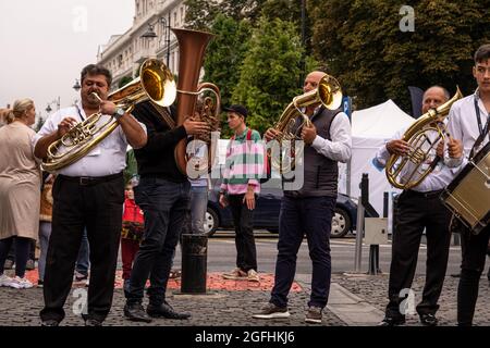 Sibiu City, Rumänien - 25. August 2021. Die Brass Band aus Cozmesti tritt beim Sibiu International Theatre Festival aus Sibiu, Rumänien, auf. Stockfoto