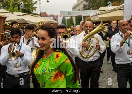 Sibiu City, Rumänien - 25. August 2021. Die Brass Band aus Cozmesti tritt beim Sibiu International Theatre Festival aus Sibiu, Rumänien, auf. Stockfoto