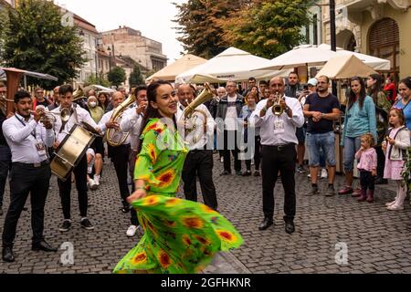 Sibiu City, Rumänien - 25. August 2021. Die Brass Band aus Cozmesti tritt beim Sibiu International Theatre Festival aus Sibiu, Rumänien, auf. Stockfoto