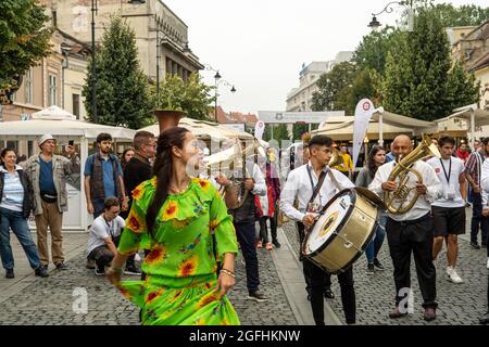 Sibiu City, Rumänien - 25. August 2021. Die Brass Band aus Cozmesti tritt beim Sibiu International Theatre Festival aus Sibiu, Rumänien, auf. Stockfoto