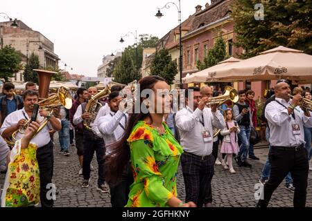 Sibiu City, Rumänien - 25. August 2021. Die Brass Band aus Cozmesti tritt beim Sibiu International Theatre Festival aus Sibiu, Rumänien, auf. Stockfoto