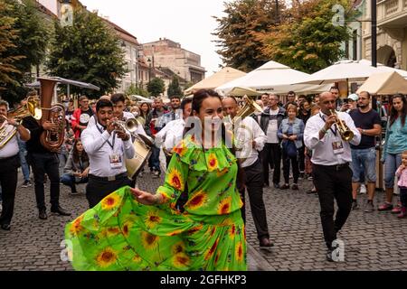 Sibiu City, Rumänien - 25. August 2021. Die Brass Band aus Cozmesti tritt beim Sibiu International Theatre Festival aus Sibiu, Rumänien, auf. Stockfoto