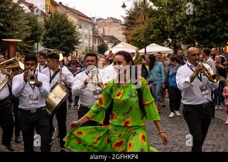 Sibiu City, Rumänien - 25. August 2021. Die Brass Band aus Cozmesti tritt beim Sibiu International Theatre Festival aus Sibiu, Rumänien, auf. Stockfoto