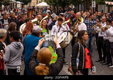 Sibiu City, Rumänien - 25. August 2021. Die Brass Band aus Cozmesti tritt beim Sibiu International Theatre Festival aus Sibiu, Rumänien, auf. Stockfoto