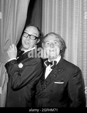 Datei-Foto vom 17/5/1974 des Comedy-Duos Eric Morecambe und Ernie Wise. BBC History startet ein Archiv mit Audioaufnahmen und selten gesehenen Fotos, um 85 Jahre Entertainment-Fernsehen zu markieren. Der Sender hofft, dem Publikum durch neu veröffentlichte Interviews aus der BBC Oral History Collection einen Einblick in die Entwicklung der Broadcast-Unterhaltung über die Jahre zu geben. Ausgabedatum: Donnerstag, 26. August 2021. Stockfoto