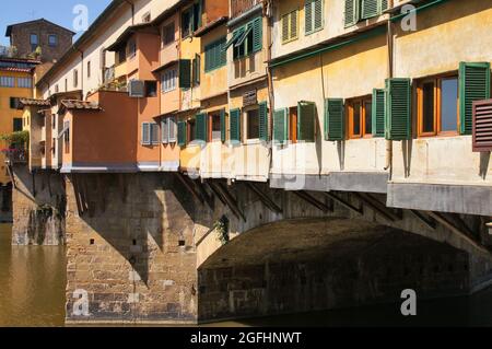 Scharfer Blick entlang der Ponte Vecchio über den Fluss Arno in Florenz, Toskana, Italien Stockfoto