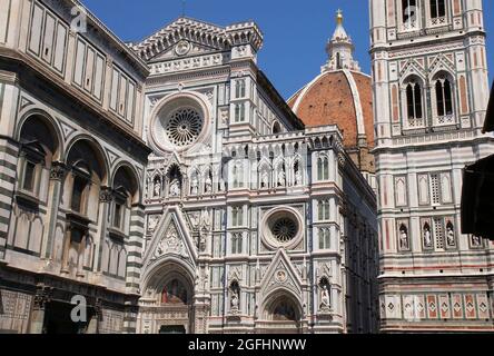 Nahaufnahme der Kathedrale (Duomo), Westfront, Dom, Baptistery und Glockenturm in Florenz, Toskana, Italien Stockfoto