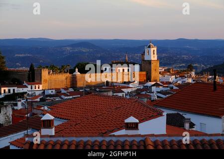 Schloss kurz vor Sonnenuntergang in Jerez de los Caballeros, Badajoz, Spanien Stockfoto