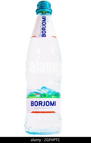 Tjumen, Russland-25. Mai 2021: Borjomi Mineralwasser in einer Dose aus Georgien isoliert auf weiß Stockfoto