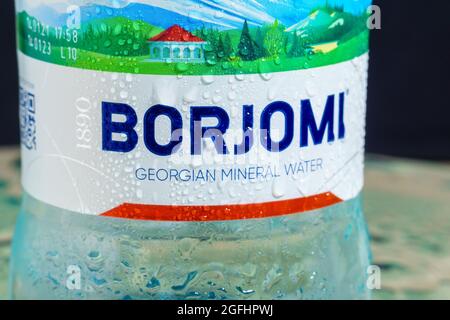 Tjumen, Russland-25. Mai 2021: Borjomi Mineralwasser in einer Dose aus Georgien. Nahaufnahme des Logos Stockfoto