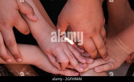 Die Hände der Kinder stapelten sich übereinander Stockfoto