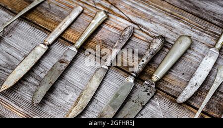Alte silberne Messer auf Holztisch Stockfoto