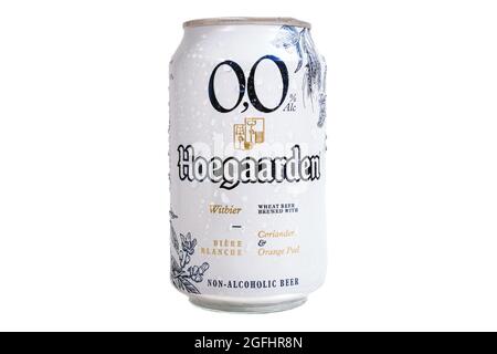 Tjumen, Russland-26. April 2021: Alkoholfreies Bier Hoegaarden kann weißen Hintergrund isoliert. Stockfoto