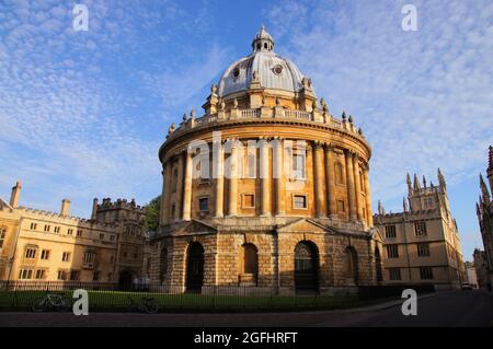 Radcliffe Kamera kurz nach Sonnenaufgang an der Oxford University, Oxfordshire, England Stockfoto