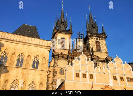 Kirche der Muttergottes vor Tyn kurz vor Sonnenuntergang auf dem Altstädter Ring in Prag, Tschechien (Tschechische Republik) Stockfoto