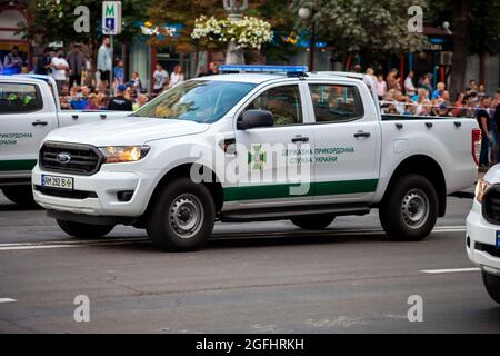 Ukraine, Kiew - 18. August 2021: Staatsgrenzdienst. Ford-Pickup. Militärparade. Transportfahrzeug, Einsatzfahrzeug Stockfoto