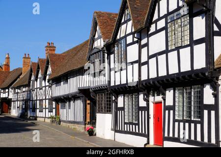 Schwarz-weiße Fachwerkhäuser an der Mill Street in Warwick, West Midlands, England Stockfoto