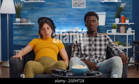 Interracial paar erwartet Kind im Gespräch auf Online-Videoanruf zu Hause. Schwanger kaukasische Frau und afroamerikanischen Mann mit Internet-Konferenz für die Fernkommunikation im Wohnzimmer Stockfoto