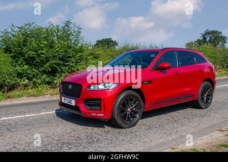 2017 rote Jaguar F Pace R-Sport 8-Gang-Automatik 1999 ccm Diesel AWD Auto 4dr Limousine auf dem Weg zur Capesthorne Hall Classic July Car Show, Ceshire, Großbritannien Stockfoto