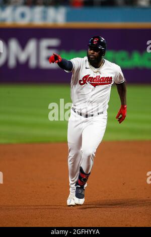 Franmil Reyes (32), der designierte Hitter der Cleveland Indians, reagiert nach einem Heimlauf während eines MLB-Spiels in der regulären Saison gegen die Texas Rangers, We Stockfoto