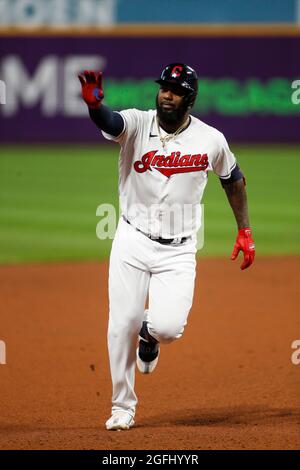 Franmil Reyes (32), der designierte Hitter der Cleveland Indians, reagiert nach einem Heimlauf während eines MLB-Spiels in der regulären Saison gegen die Texas Rangers, We Stockfoto