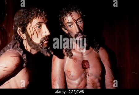 Indien: Goa-Christus-Figuren mit Dornen gekrönt, Geißelung, Holzstatuen im Lagerraum, Kirche unserer Lieben Frau der Hoffnung, Candolim Stockfoto