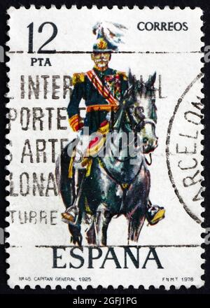 SPANIEN - UM 1978: Eine in Spanien gedruckte Briefmarke zeigt Generalkapitän, Uniform von 1925, um 1978 Stockfoto