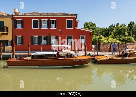 Zwei traditionelle Wassertaxis aus Holz, die in einem kleinen Kanal auf der Insel Torcello, der venezianischen Lagune, Venedig, Italien, Europa festgemacht sind. Stockfoto