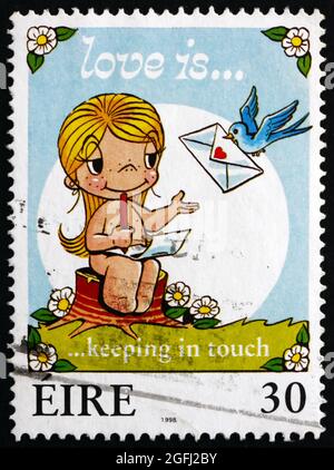 IRLAND - UM 1998: Eine in Irland gedruckte Marke zeigt Love is Keeping in Touch, Greetings Stamp, um 1998 Stockfoto