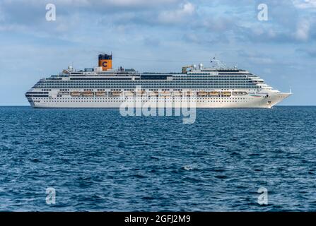 Costa Fascinosa Kreuzfahrtschiff, das im Hafen des Golfs von La Spezia festgemacht ist. Costa Cruises (Costa Crociere) ist eine italienische Reederei. Stockfoto