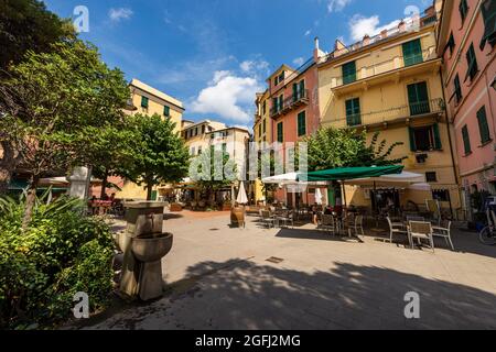 Kleiner Platz mit Restaurants und Bars in der Innenstadt von Monterosso al Mare Dorf. Cinque Terre, Nationalpark in Ligurien, La Spezia, Italien, Europa. Stockfoto