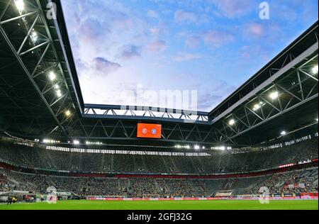 Fortuna Düsseldorf gegen Holstein Kiel; die Merkur Spiel Arena Düsseldorf nach dem Ende des Spiels mit dem Endergebnis auf der Anzeigetafel. Stockfoto