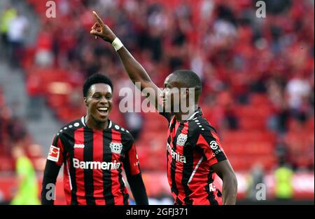 BayArena Leverkusen, Bayer Leverkusen gegen Bor. Mönchengladbach; Moussa Diaby feiert nach dem Tor, zusammen mit Jeremie Frimpong. Stockfoto