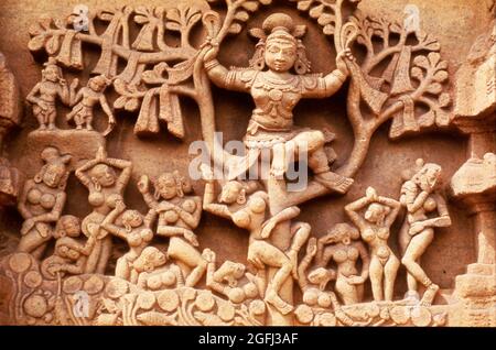 Indien: Tirukkurunkudi, Nambiraja Tempel 16.-17. Jahrhundert A.D. Entlastung an gopuram Basis- Krishna stiehlt gopis Kleidung. Stockfoto