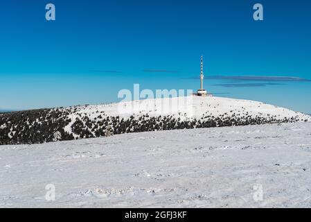 Praded Hügel mit Kommunikationsturm von Vysoka Loch Hügel in Jeseniky Berge in der Tschechischen republik während schönen Wintertag Stockfoto