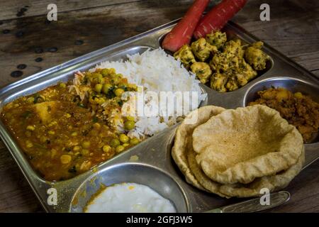 Eine Nahaufnahme eines hausgemachten nordindischen Vollgangs-Essens. Indien ist ein riesiges Land und seine Speisen haben eine große Auswahl an Geschmacksrichtungen Stockfoto