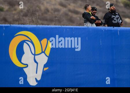 Fans beobachten ein gemeinsames Training von Las Angeles Rams und Las Vegas Raiders am Mittwoch, den 18. August 2021, in Thousand Oaks, Kalifornien (Dylan Stew Stockfoto