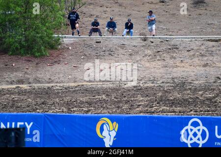 Fans beobachten ein gemeinsames Training von Las Angeles Rams und Las Vegas Raiders am Mittwoch, den 18. August 2021, in Thousand Oaks, Kalifornien (Dylan Stew Stockfoto