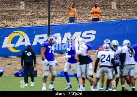 Fans beobachten ein gemeinsames Training von Las Angeles Rams und Las Vegas Raiders am Mittwoch, den 18. August 2021, in Thousand Oaks, Kalifornien (Dylan Stew Stockfoto