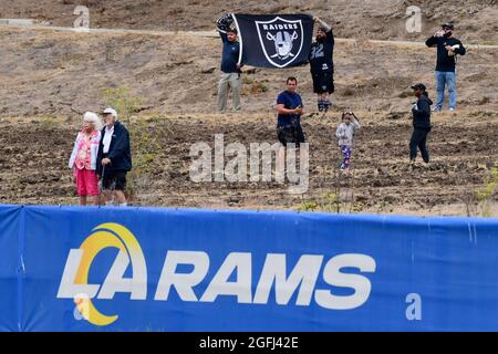 Fans beobachten ein gemeinsames Training von Las Angeles Rams und Las Vegas Raiders am Mittwoch, den 18. August 2021, in Thousand Oaks, Kalifornien (Dylan Stew Stockfoto