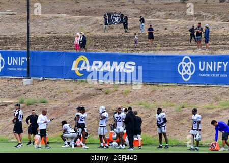 Fans beobachten ein gemeinsames Training von Las Angeles Rams und Las Vegas Raiders am Mittwoch, den 18. August 2021, in Thousand Oaks, Kalifornien (Dylan Stew Stockfoto